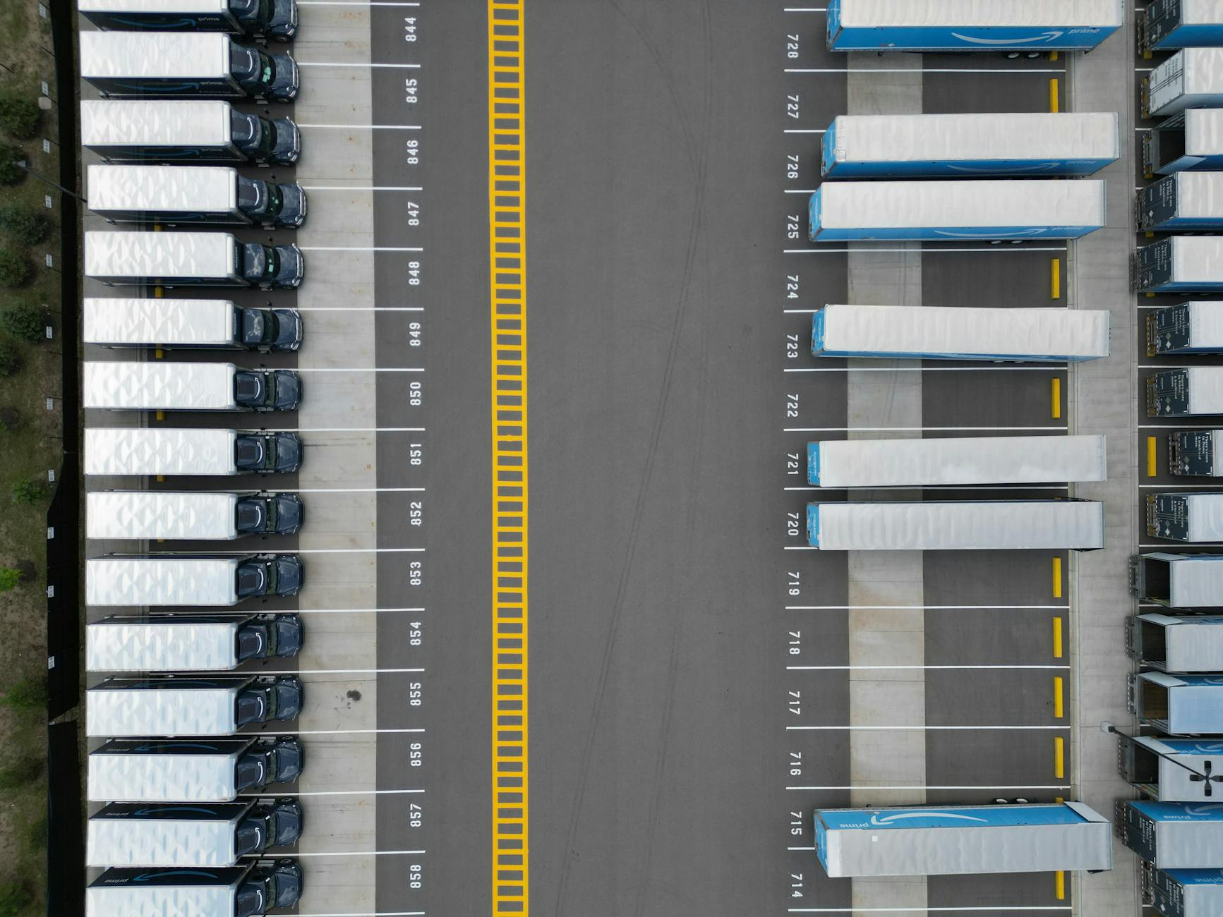 Pracownik pakuje kartonowe paczki w magazynie sklepu internetowego