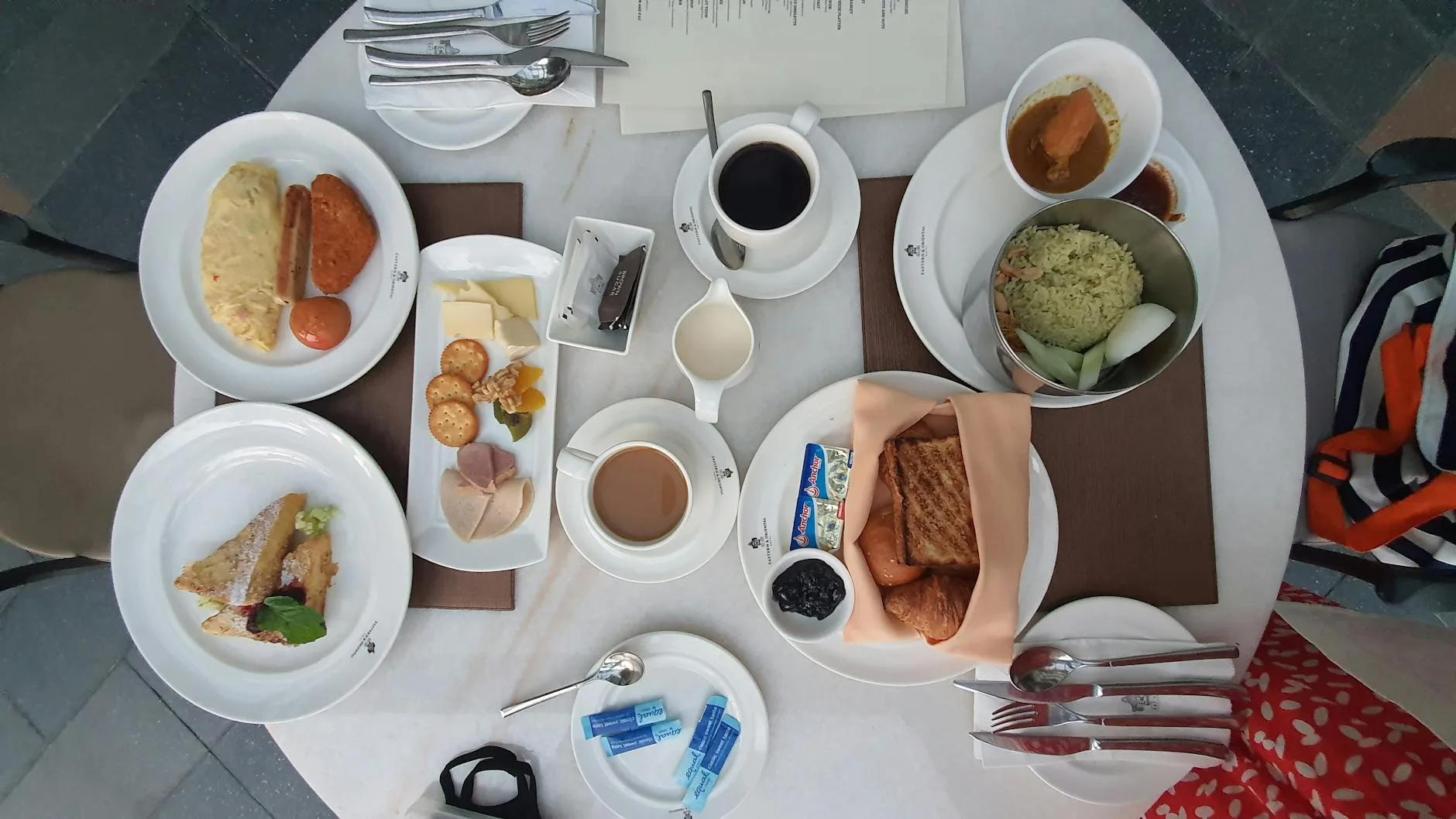 Elegancki stół śniadaniowy z kawą, tostami i różnymi wypiekami