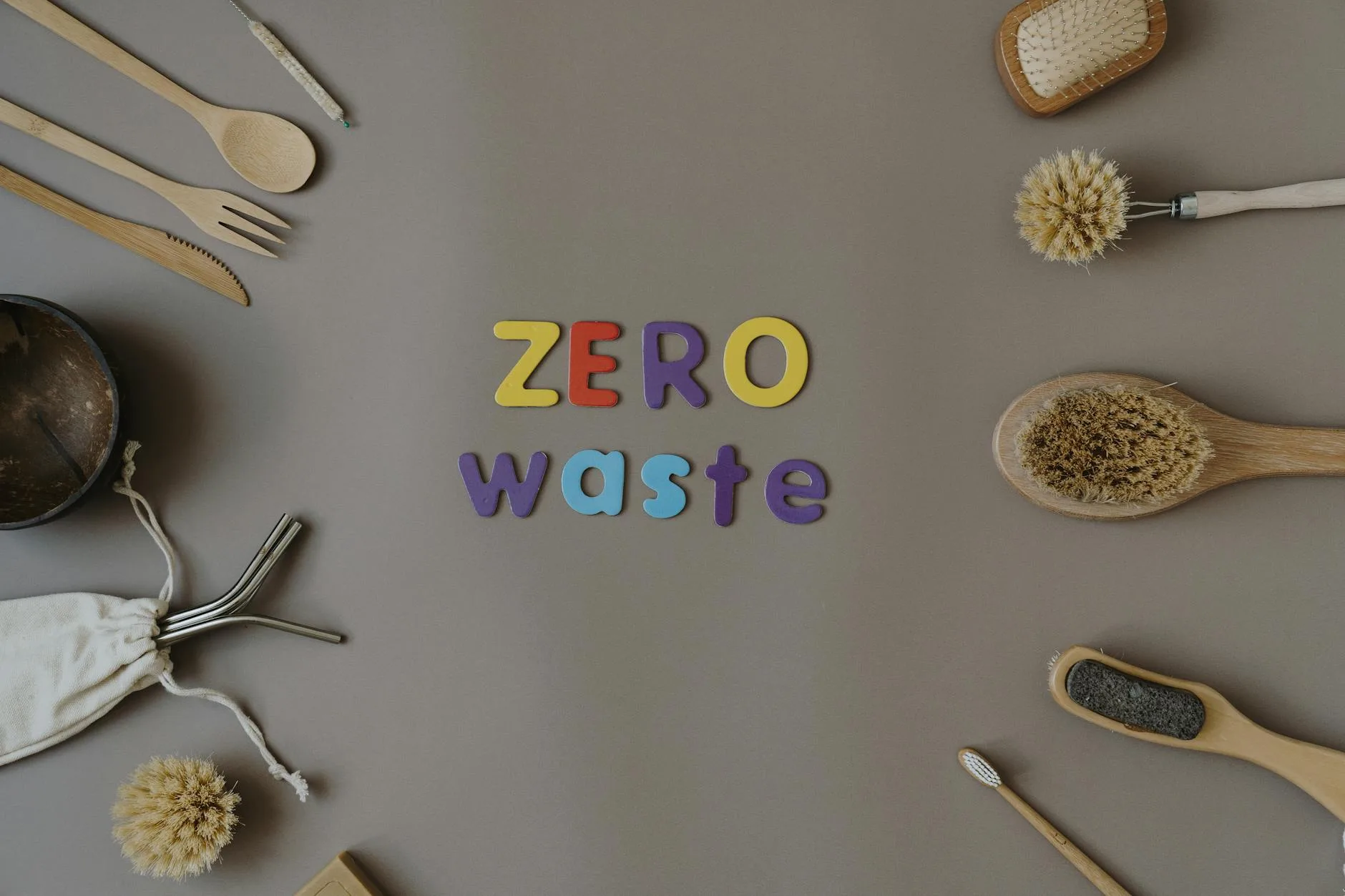 Płaskie ujęcie kuchennych akcesoriów zero waste i kosmetyków wielorazowych