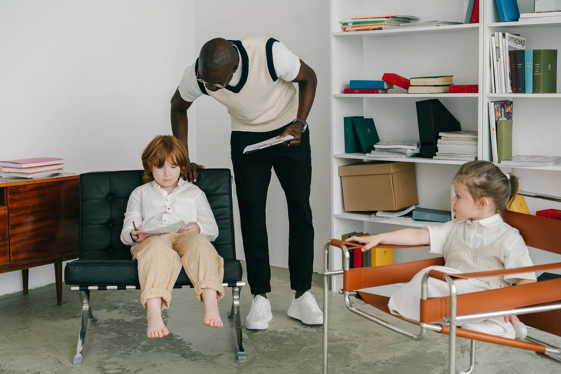 Psycholog rozmawia z dziećmi w nowoczesnym gabinecie