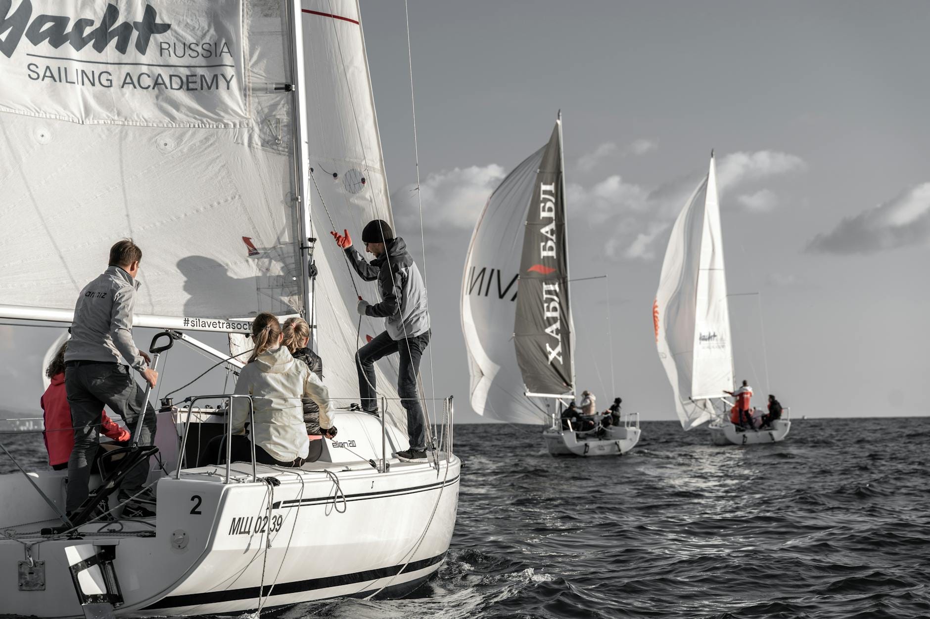 Załoga żaglówki podczas wyścigu na otwartym morzu Załoga żaglówki podczas wyścigu na otwartym morzu