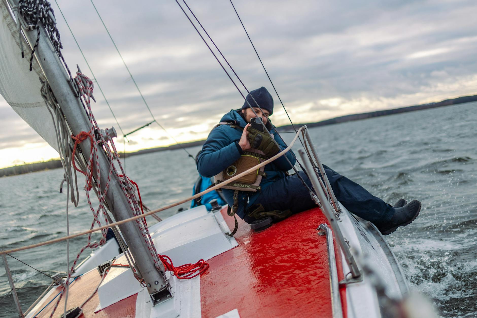 Żeglarz na jachcie mierzący się z falami na wzburzonym morzu