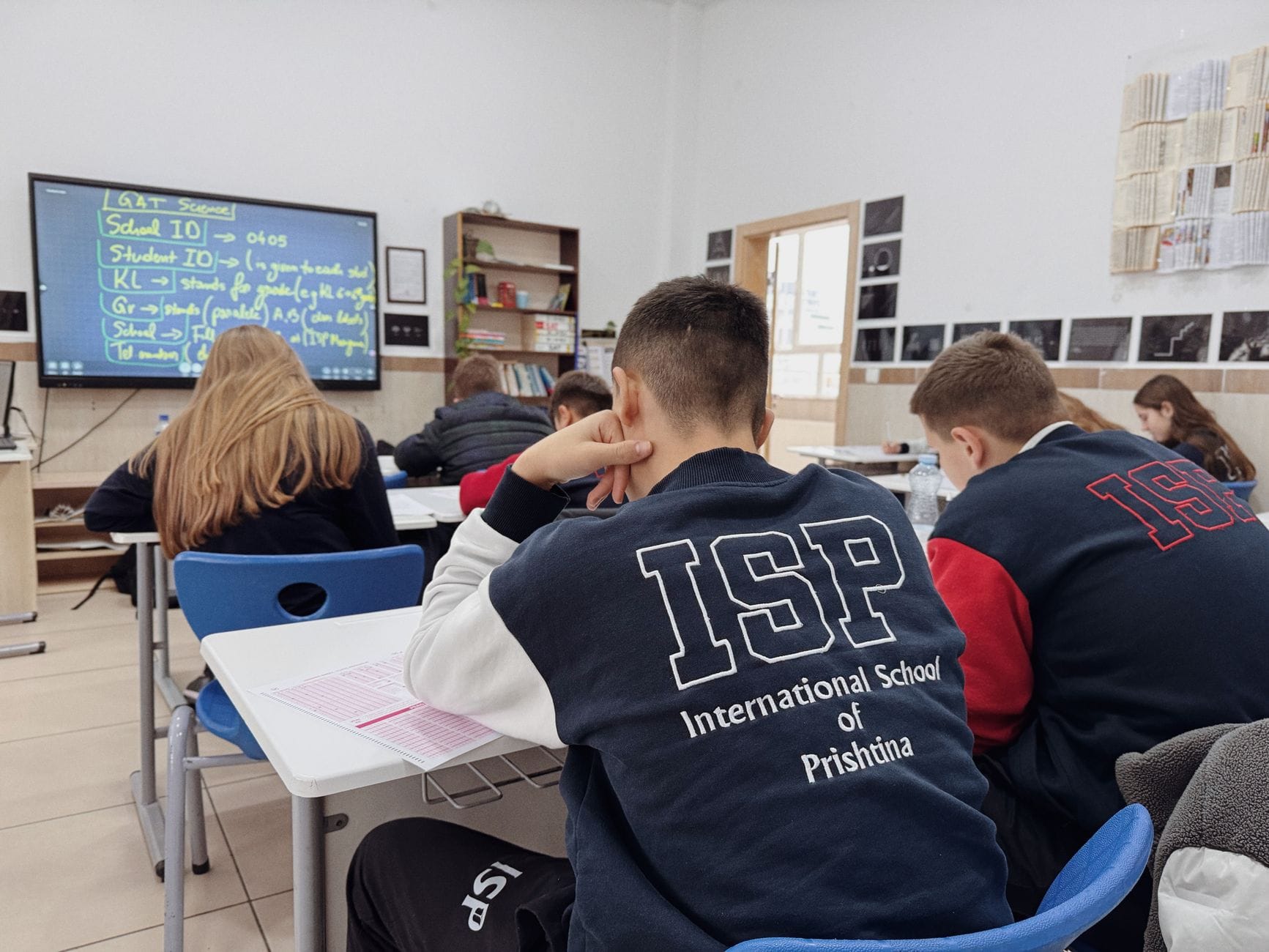 Uczniowie uważnie słuchają lekcji w klasie szkolnej
